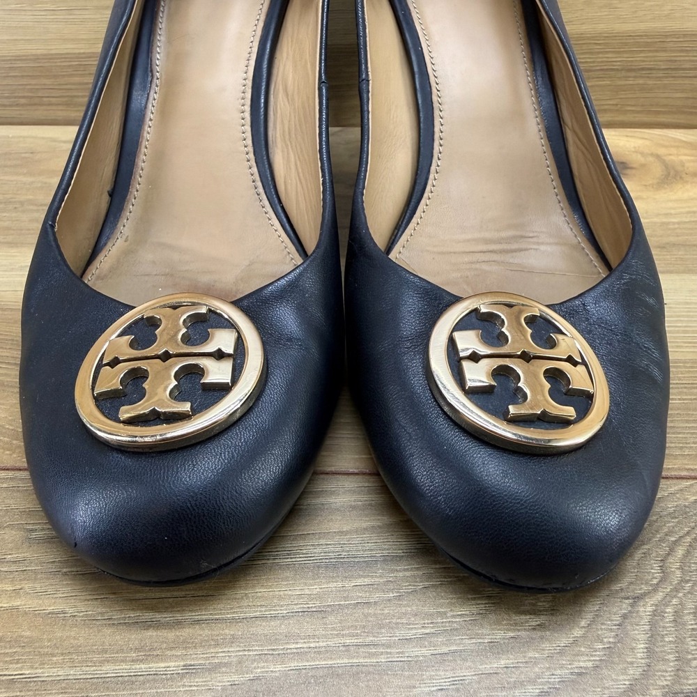 Tory Burch Chelsea Wedge Pump 8.5 M Black Leather Gold Logo Office Modern Church - Picture 4 of 11